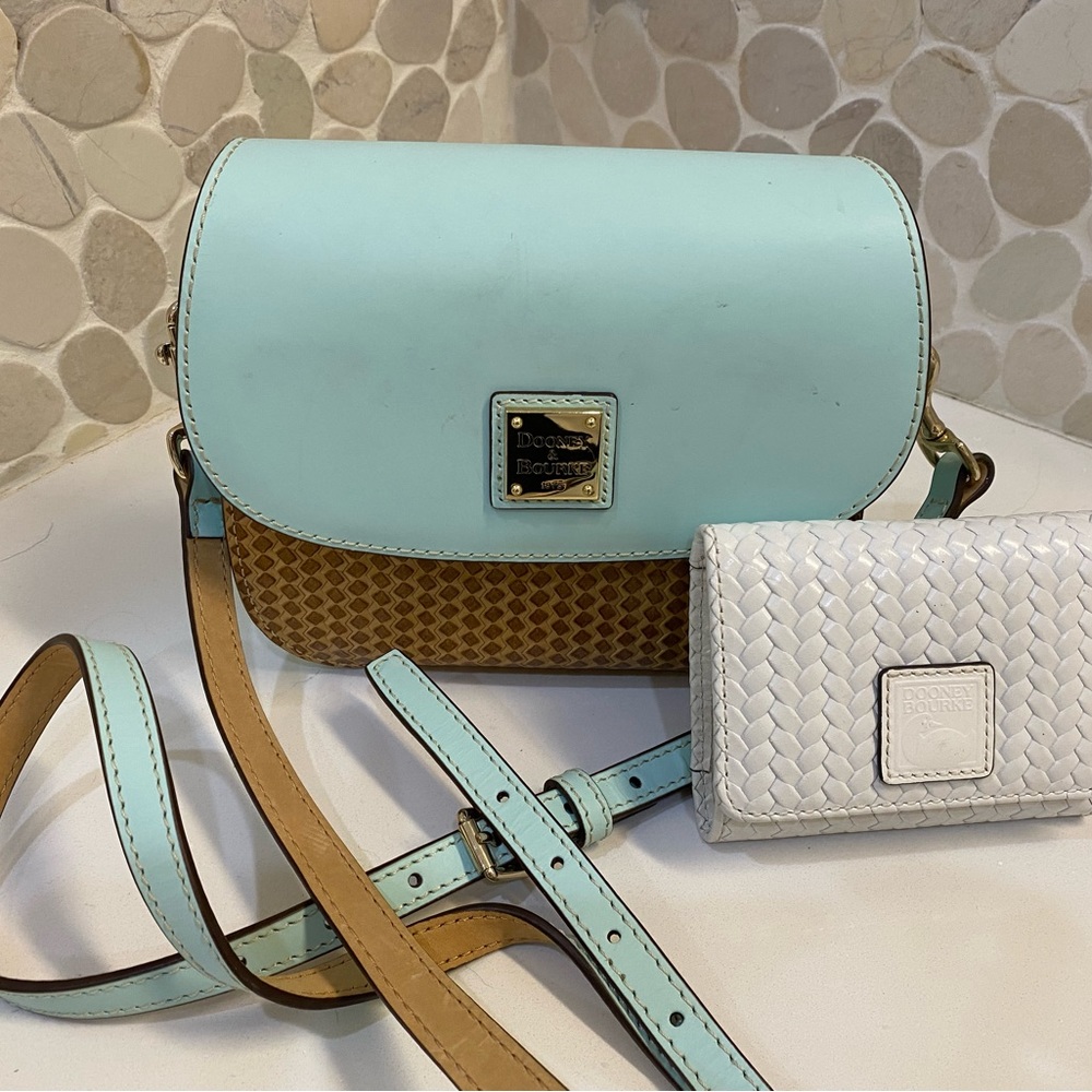 SHIPS FREE! Dooney & Bourke saddle crossbody with wallet!Perfect for spring!!!!!